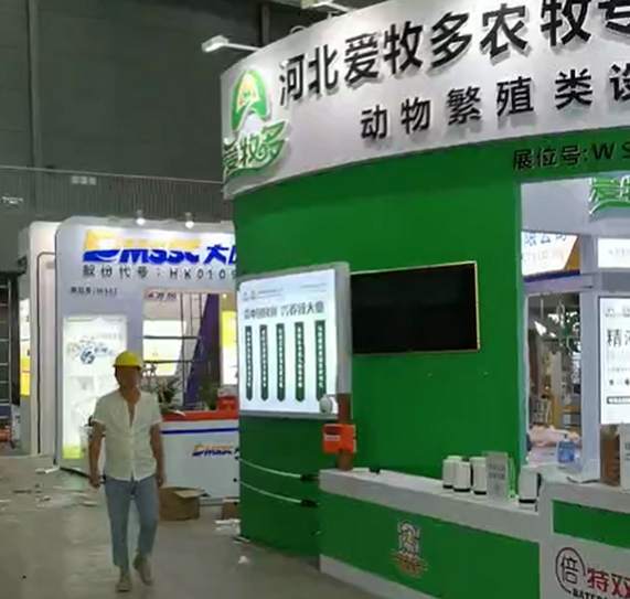 展會(huì )工人施工中